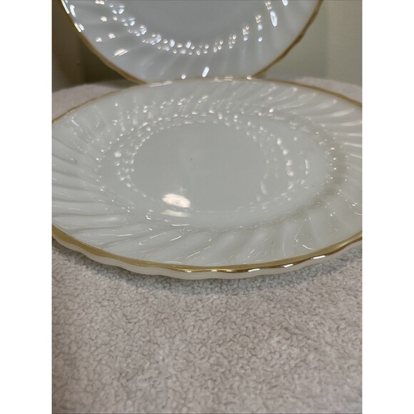 Vintage Anchor Hocking Golden Shell 10" Dinner Plate Milk Glass w/Gold Trim - Picture 4 of 8